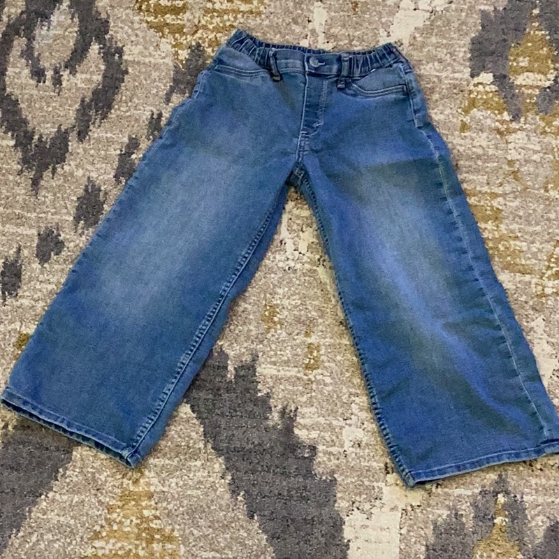 Blue Wash Jeans With Two Pockets On The Back